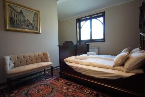 una camera con letto, divano e finestra di Marija Delux 3 a Srbobran