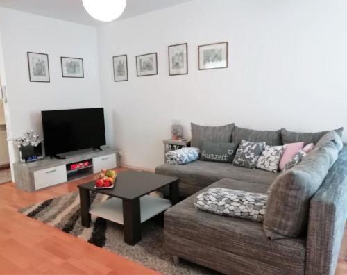 sala de estar con sofá y TV en TOM13, en Köngen
