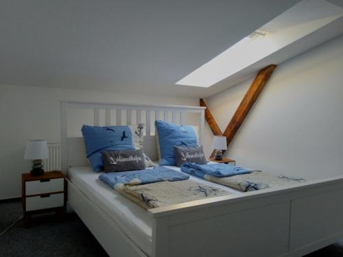 Säng eller sängar i ett rum på Ferienwohnungen Ribnitz-Damgarten (FR)