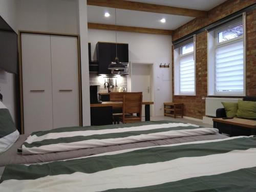 Voodi või voodid majutusasutuse Ferienwohnungen Ribnitz-Damgarten (FR) toas