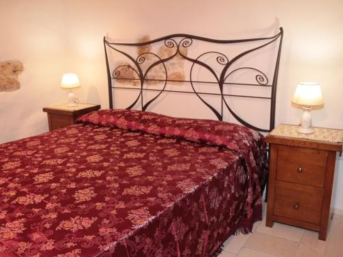 スペッキアにあるCasa vacanze Elisirのベッドルーム1室(赤いベッド1台、ナイトスタンド2台付)