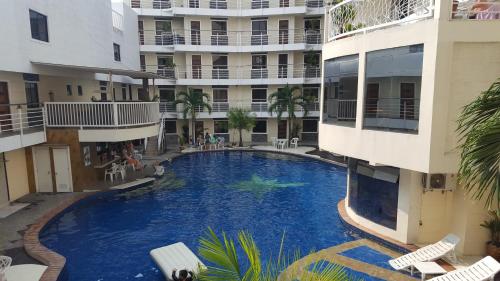 a swimming pool in the middle of a building at Jack Kandi Grosvenor Square in Angeles