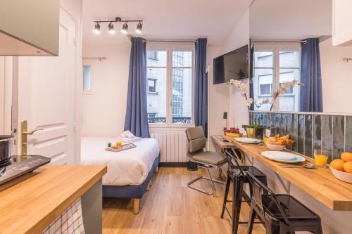 une chambre avec un lit et une cuisine avec un comptoir dans l'établissement WS Champs-Elysées - Colomb, à Paris