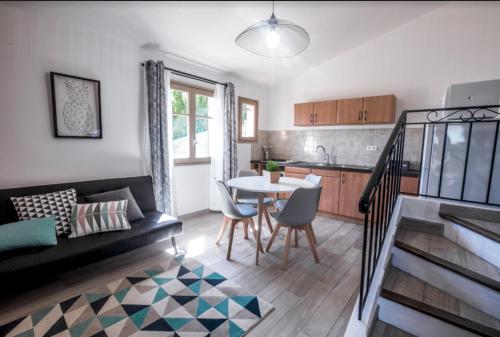 un salon avec un canapé et une table dans l'établissement Petite maison de vacance vue mer, au Lavandou