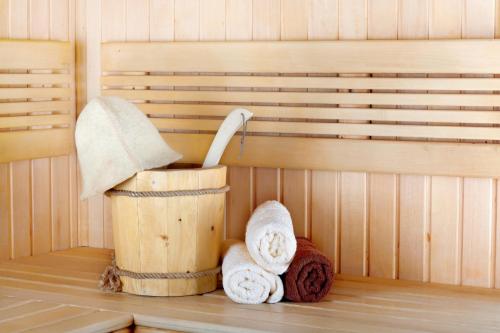 uma sauna com toalhas e um caixote do lixo em Résidence Néméa Le Sylène em Cap d'Agde
