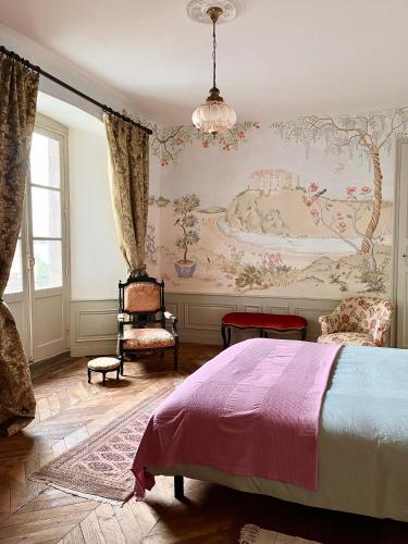 une chambre avec un lit et une peinture murale dans l'établissement Ancienne Perception, à Boussac