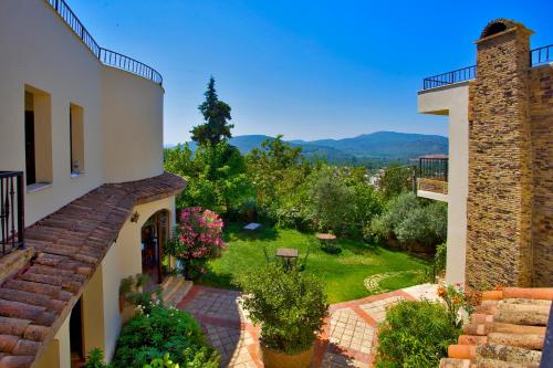 vista sul giardino da una casa di Efes Butik Otel a Kirazli