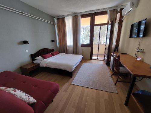Postel nebo postele na pokoji v ubytování Lakeview Hotel and Resort