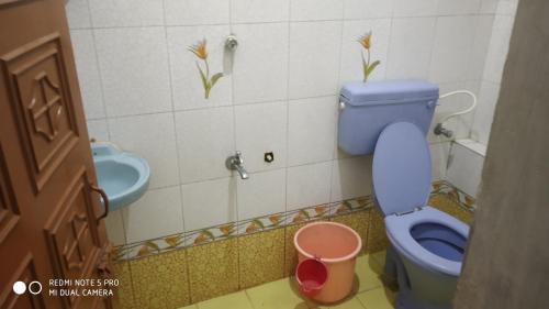 Ett badrum på ABC kB Guest House auroville
