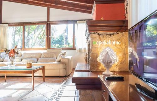 Televiisor ja/või meelelahutuskeskus majutusasutuses Villa Muelacuta mini piscina a 850 mt sabbia by Apulia Home