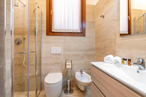 a bathroom with a toilet and a sink and a shower at Residenza La Duchessa Deluxe Rooms in Venice