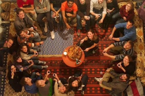 un gruppo di persone seduti sul pavimento di Moroccan Dream Hostel a Fes