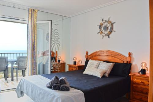 Posteľ alebo postele v izbe v ubytovaní Seafront fully renovated apart amazing terrace