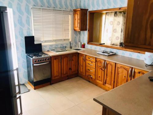 Dapur atau dapur kecil di Charming 2-Bed House in Brusubi