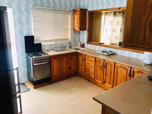 Η κουζίνα ή μικρή κουζίνα στο Brusubi 2-Beds Sleeps 6 Pet Friendly & Parking
