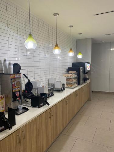un bancone di un fast food con luci di La Quinta Inn & Suites by Wyndham Lake City a Lake City