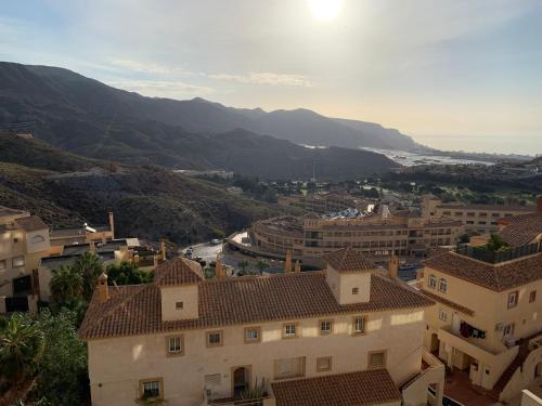 - une vue sur une ville avec des montagnes et des maisons dans l'établissement Apartamento Sierra y Mar, à La Envia