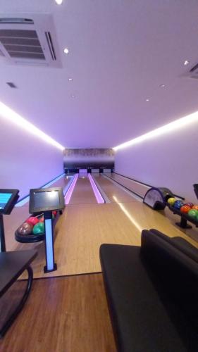 a bowling alley with a lane of pins at Flat em Salinópolis no Salinas Premium Resort in Salinópolis
