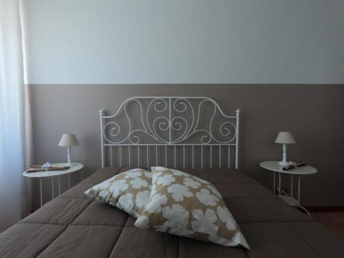 - une chambre avec un grand lit et 2 tables dans l'établissement Casavacanze Liberty, à La Spezia