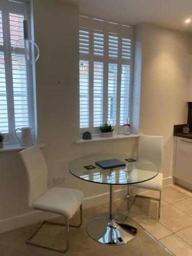 Posezení v ubytování UNRIVALLED LOCATION - FIVE STAR - Worcester Apartment