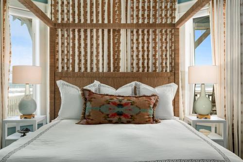 een slaapkamer met een groot bed met twee lampen bij Sunrise, Sunburn, Sunset, Repeat home in Stingaree