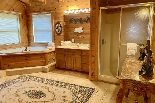 La salle de bains est pourvue d'une baignoire, d'un lavabo et d'une douche. dans l'établissement Change of Attitude, à Waldens Creek