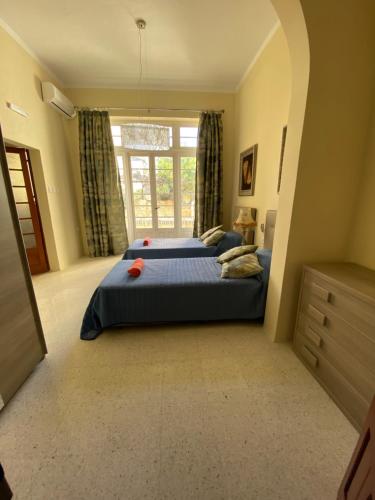 une chambre avec un grand lit et une fenêtre dans l'établissement Magical Casalgo House, à Victoria
