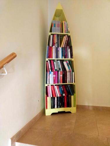 una mensola piena di libri in un muro di Affittacamere le Tre Sorelle a Sirolo