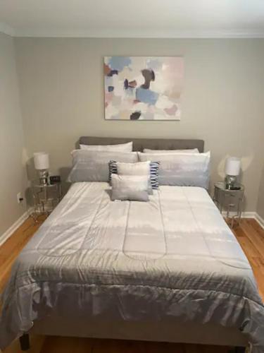 a large bed in a bedroom with two lamps at Atlanta Unit 1 Room 3 - Cheerful Private Bedroom & Bathroom in Atlanta