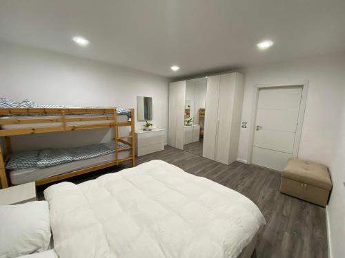 ボルシュにあるMaison Bellevue - 2 bdrm villa in Borsh beachのベッドルーム1室(二段ベッド2組付)、廊下が備わります。