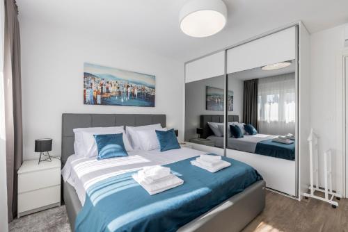 um quarto com 2 camas e um espelho grande em Domus Mea Apartment em Split
