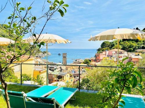 una casa con vistas a la piscina y sombrillas en Albergo Degli Amici en Monterosso al Mare