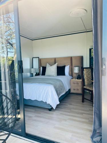 Ein Bett oder Betten in einem Zimmer der Unterkunft The Point of View Cabin