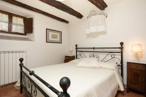 a bedroom with a black bed in a room at Country house with pool and outbuilding Fivizzano by VacaVilla in Terenzano