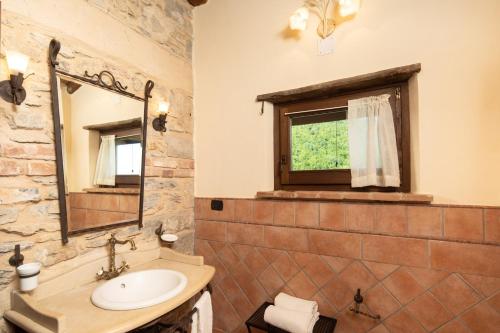 Vonios kambarys apgyvendinimo įstaigoje Country house with pool and outbuilding Fivizzano by VacaVilla