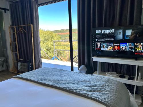 Ein Bett oder Betten in einem Zimmer der Unterkunft The Point of View Cabin