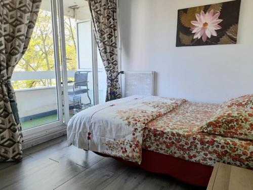 Ένα ή περισσότερα κρεβάτια σε δωμάτιο στο Appartement lumineux et cosy à Chaville.