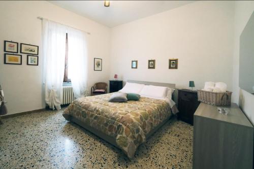 1 dormitorio con cama, mesa y ventana en Passaggio in Val d' Orcia, en Torrenieri