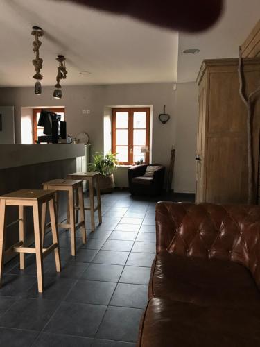 een woonkamer met een bank en een tafel bij L'Estampille in Saint-Vidal