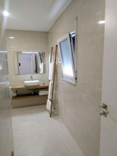 a bathroom with a sink and a mirror at Hall 92 Quartos com WC em moradia com piscina A-das-Lebres Loures in Loures