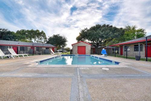 an empty swimming pool in front of a building at Americas Best Value Inn Lockhart TX in Lockhart