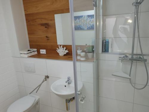 a bathroom with a toilet and a sink and a shower at Privat Apartaments , eigene Eigang, eigene Badezimmer, und eigene Küche in Straelen