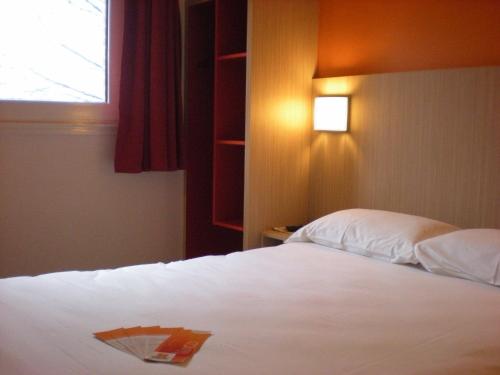 A bed or beds in a room at Premiere Classe Toulouse Sud Labege