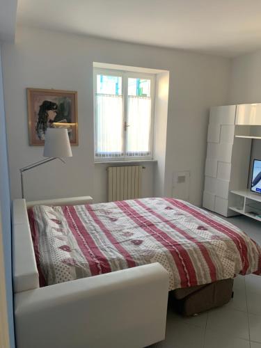 キアーヴァリにあるColumbus Apartmentのベッドルーム1室(ベッド1台、赤と白の毛布付)