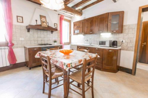 a kitchen with a table and chairs in a room at CANAL DREAM cosy apartment with canal view in Venice