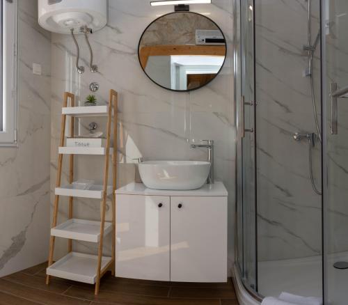 uma casa de banho com um lavatório e um espelho em Luxury Rooms Rustic Chic em Split