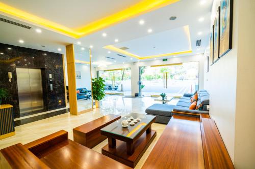 una sala de estar con un sofá y una mesa en River Hotel Hạ Long, en Ha Long