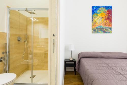 łazienka z prysznicem, łóżkiem i umywalką w obiekcie Barrio 133 - double bedroom in center by Napoliapartments w mieście Neapol