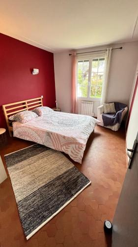 une chambre avec un grand lit et une fenêtre dans l'établissement Maison 130 M2 6 pers proche lac, à Soustons