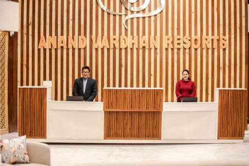 two people sitting at tables in a lobby at Anand Vardhan Resorts in Manāli